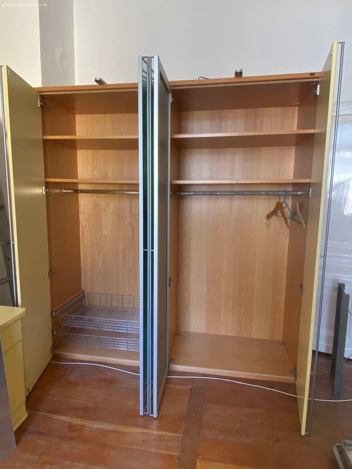 Kleiderschrank. Höhe 2,18 m
Breite 2 m
Tiefe 0,61 m
Nur Abholung