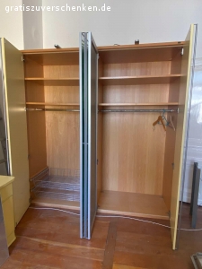 Kleiderschrank. Höhe 2,18 m
Breite 2 m
Tiefe 0,61 m
Nur Abholung
