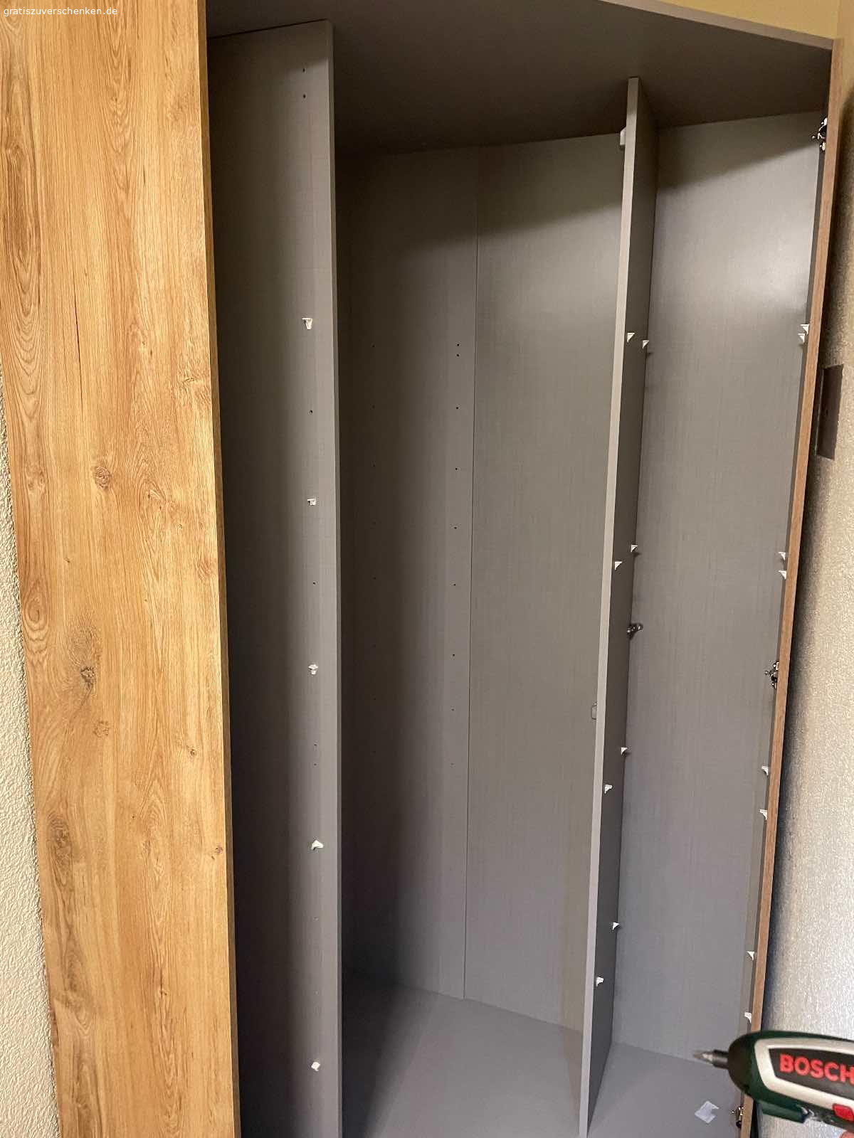 ? Bett und Kleider eckig Schrank. 140 breit  gute wie neu und  Schrank sehr schön breit 140 und 200 hoch 

Selbst abhole Dankeschön