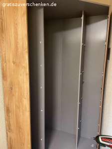 ? Bett und Kleider eckig Schrank. 140 breit  gute wie neu und  Schrank sehr schön breit 140 und 200 hoch 

Selbst abhole Dankeschön