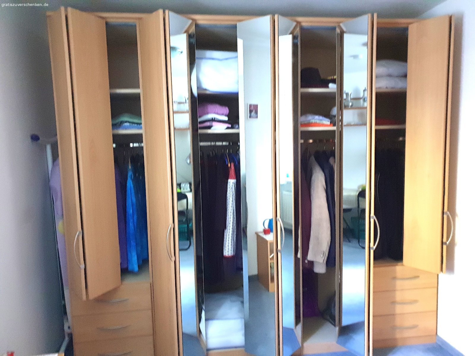 Kleiderschrank. Kleiderschrank lang 2,50m, hoch 2,25m, 3 Spiegeltüren, 6 schubladen,
4 Kleiderstangen. Zustand gut. Material Holz braun.