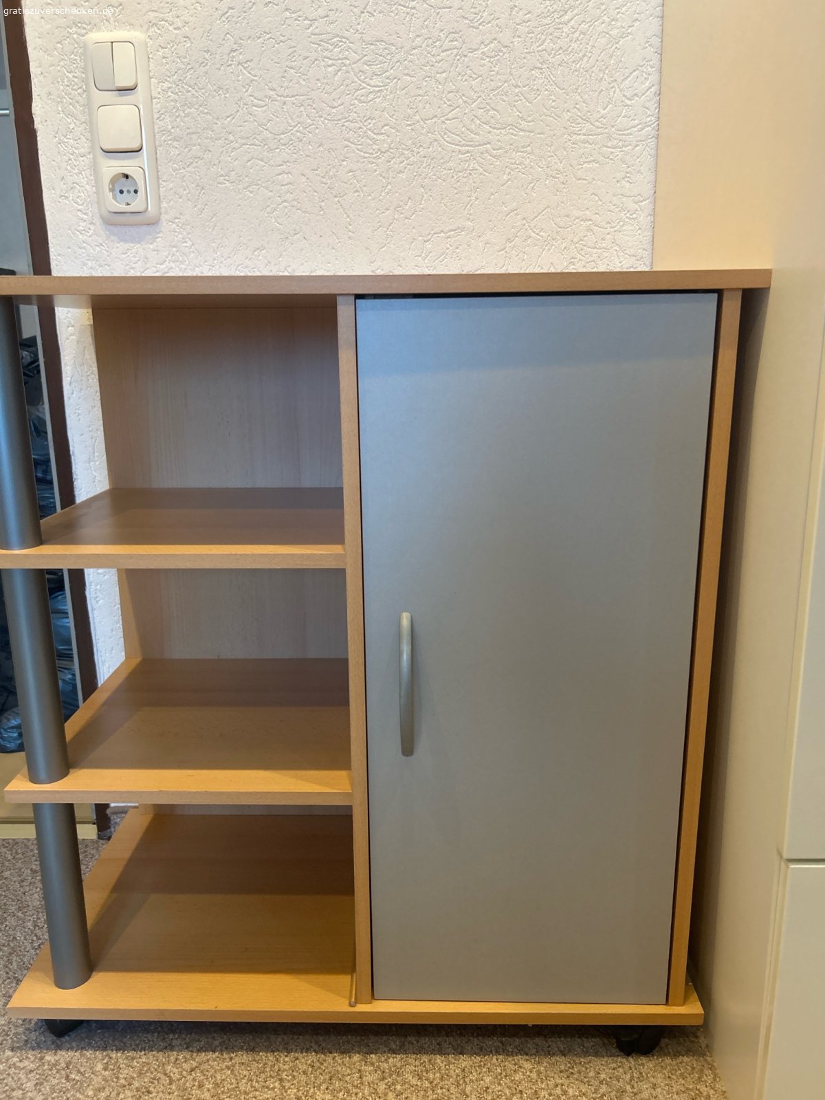 kleiner Schrank. kleiner Schrank auf Rollen.