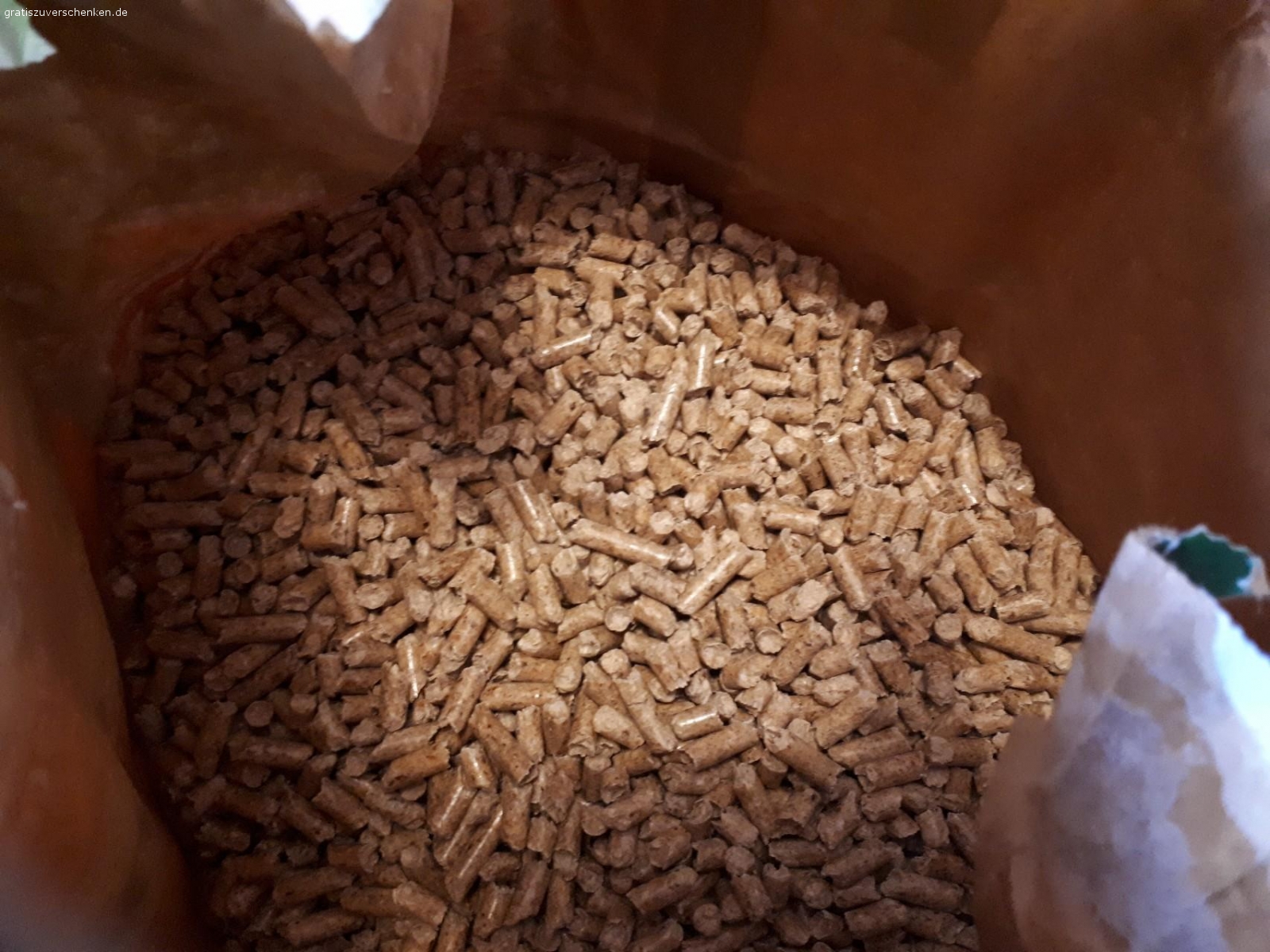 Kleintierstreu Holzpellets (neu). Verschenke einen 10-Liter-Sack Naturholz-Pellets für Kleintiere (Hasen, Hamster, Meerschweinchen...) von Anibest.

Der Sack ist geöffnet, aber umbenutzt.