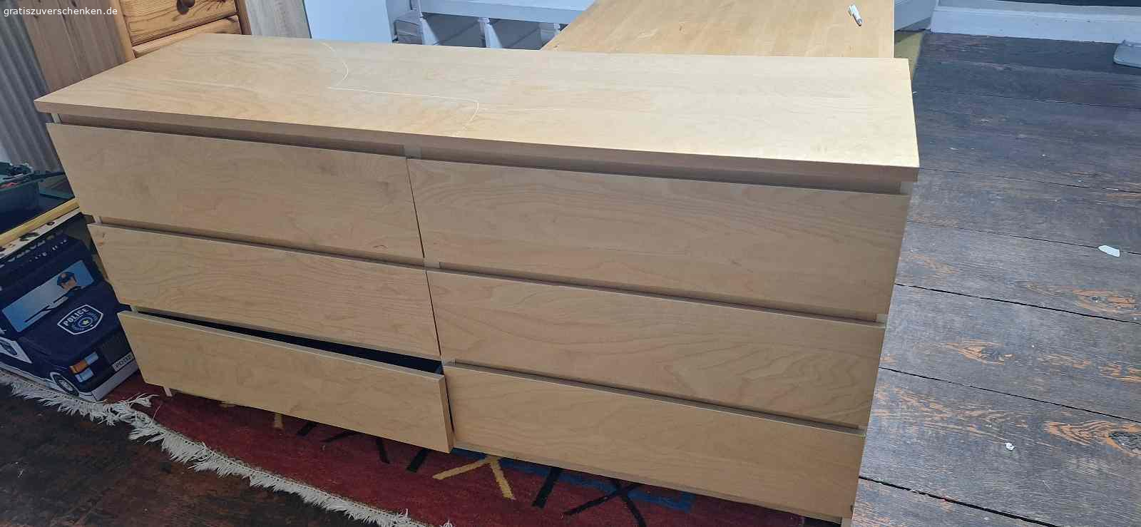 Kommode. Ältere Kommode zu verschenken.
6 Schubladen davon funktioniert eine nicht mehr.
Und sie hat einige gebrauchsspuren daher zu verschenken. 
Gerne melden