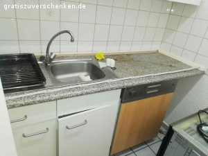 Küche zu verschenken. Hallo, gebe die Küche ab. 
Stand in der Wohnung von Vormieter. 
Muss alles richtig sauber gemacht werden. 
Kochplatte hat riß, backofen funktioniert, hab versuch mit scheuer Milch sauber zu machen schaffe leider nicht, weil ich schwanger bin. Sonst funktioniert alles gut. 
Wenn jemand die Küche anschauen möchte, kann sich gerne bei mir melden. 
Ohne spulmaschine. 
Nur komplette Küche abzugeben.