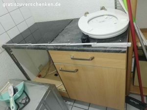 Küche zu verschenken. Hallo, gebe die Küche ab. 
Stand in der Wohnung von Vormieter. 
Muss alles richtig sauber gemacht werden. 
Kochplatte hat riß, backofen funktioniert, hab versuch mit scheuer Milch sauber zu machen schaffe leider nicht, weil ich schwanger bin. Sonst funktioniert alles gut. 
Wenn jemand die Küche anschauen möchte, kann sich gerne bei mir melden. 
Ohne spulmaschine. 
Nur komplette Küche abzugeben.