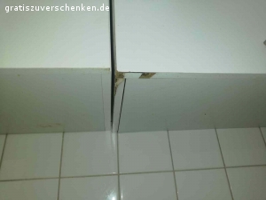 Küche zu verschenken. Hallo, gebe die Küche ab. 
Stand in der Wohnung von Vormieter. 
Muss alles richtig sauber gemacht werden. 
Kochplatte hat riß, backofen funktioniert, hab versuch mit scheuer Milch sauber zu machen schaffe leider nicht, weil ich schwanger bin. Sonst funktioniert alles gut. 
Wenn jemand die Küche anschauen möchte, kann sich gerne bei mir melden. 
Ohne spulmaschine. 
Nur komplette Küche abzugeben.