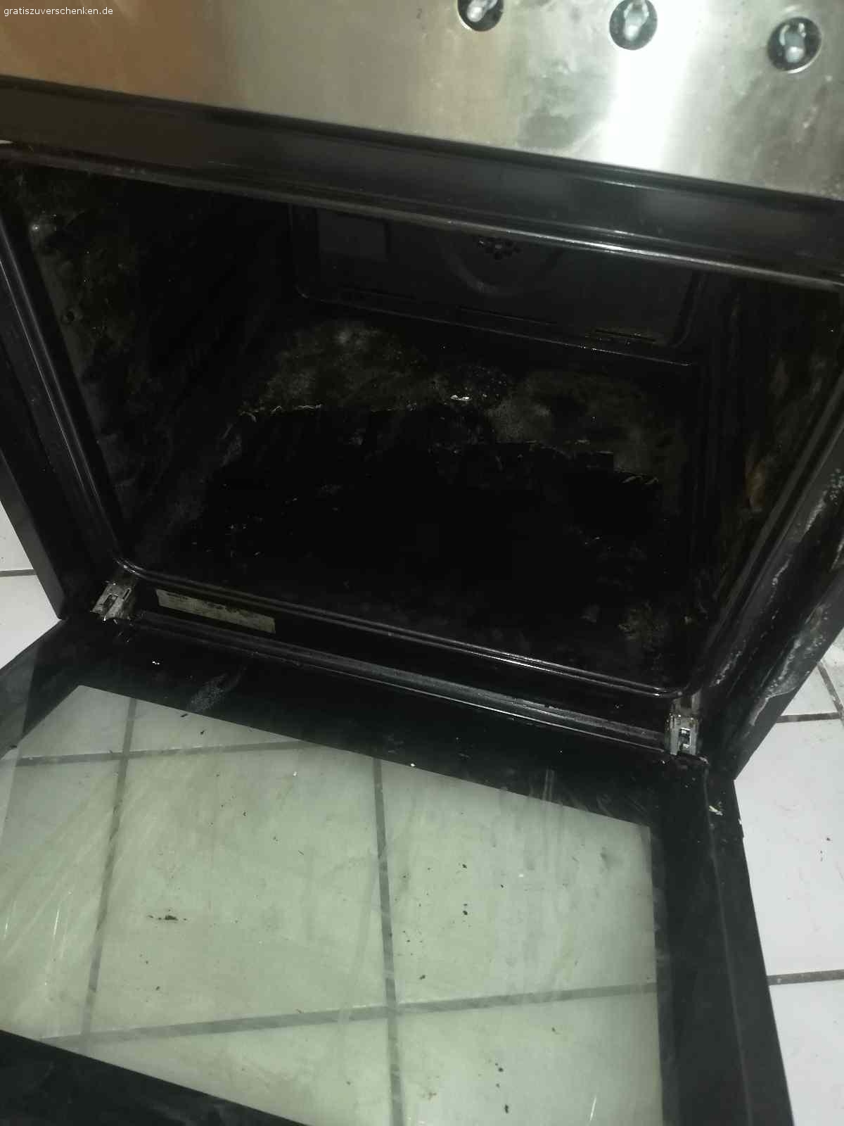 Küche zu verschenken. Hallo, gebe die Küche ab. 
Stand in der Wohnung von Vormieter. 
Muss alles richtig sauber gemacht werden. 
Kochplatte hat riß, backofen funktioniert, hab versuch mit scheuer Milch sauber zu machen schaffe leider nicht, weil ich schwanger bin. Sonst funktioniert alles gut. 
Wenn jemand die Küche anschauen möchte, kann sich gerne bei mir melden. 
Ohne spulmaschine. 
Nur komplette Küche abzugeben.