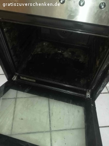 Küche zu verschenken. Hallo, gebe die Küche ab. 
Stand in der Wohnung von Vormieter. 
Muss alles richtig sauber gemacht werden. 
Kochplatte hat riß, backofen funktioniert, hab versuch mit scheuer Milch sauber zu machen schaffe leider nicht, weil ich schwanger bin. Sonst funktioniert alles gut. 
Wenn jemand die Küche anschauen möchte, kann sich gerne bei mir melden. 
Ohne spulmaschine. 
Nur komplette Küche abzugeben.