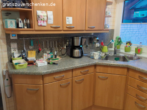 Küche zu verschenken. Incl. Elektrogeräten ohne alles weitere Inventar an Abholer abzugeben