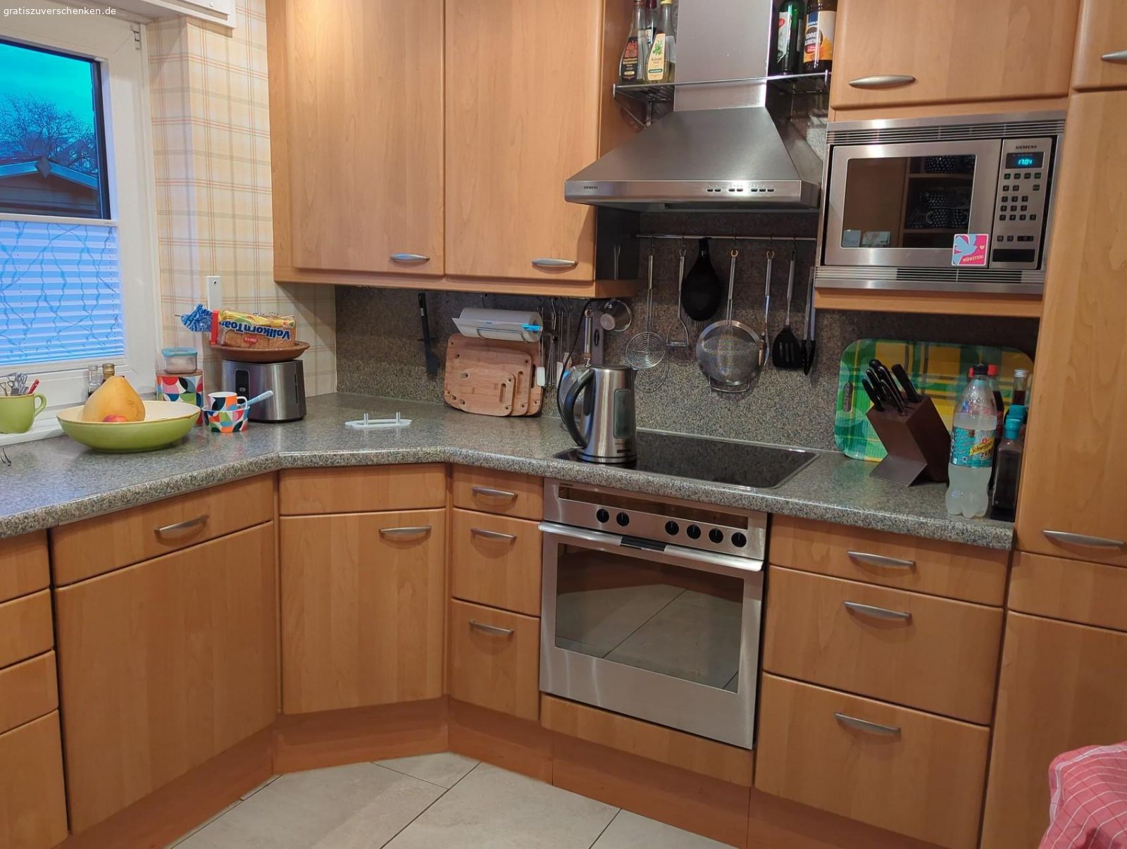 Küche zu verschenken. Incl. Elektrogeräten ohne alles weitere Inventar an Abholer abzugeben