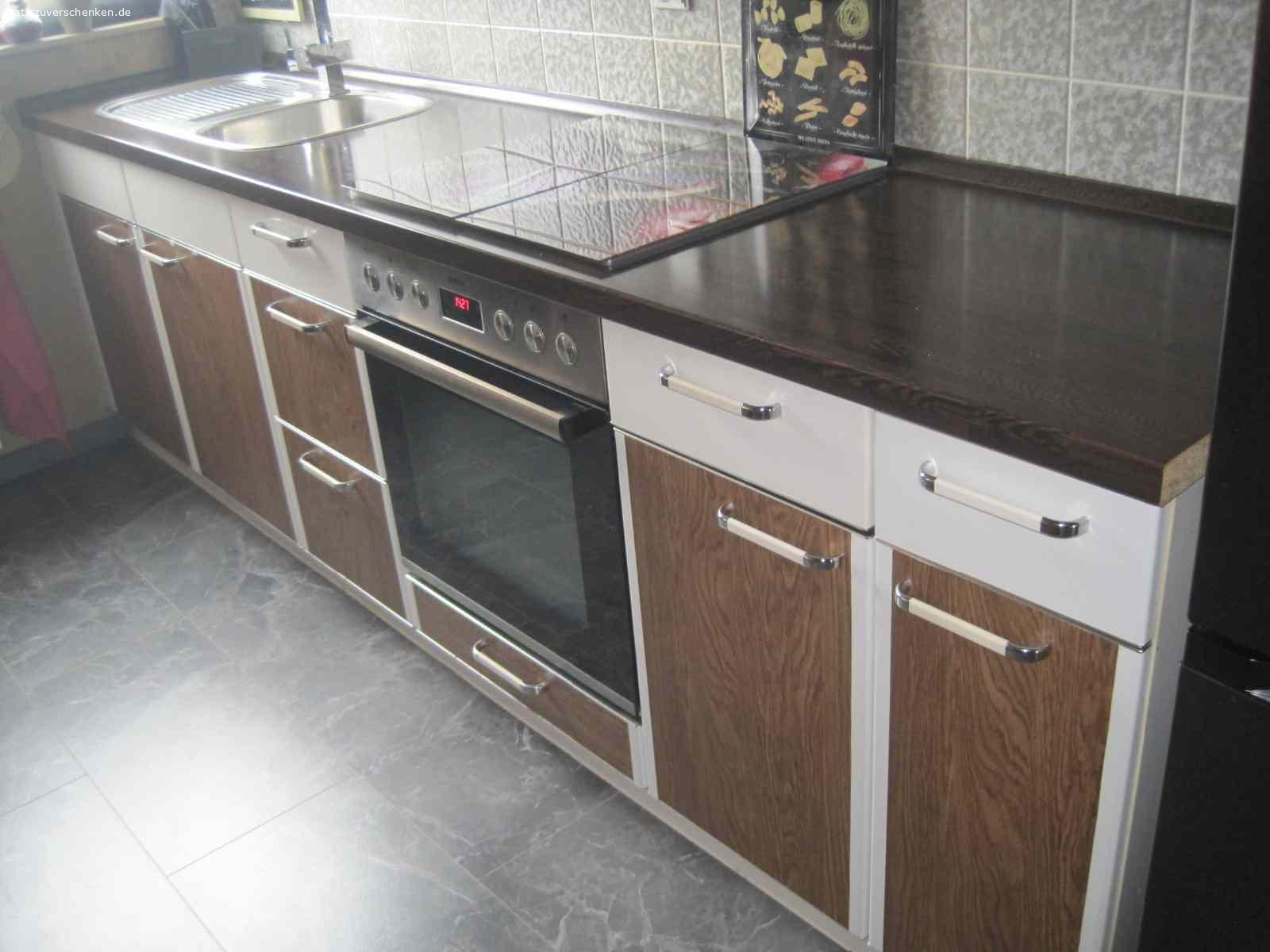 Küchenmöbel zu verschenken. Küchenunterzeile Länge 2,77m, ohne Elektroherd, Holzdekor ist Folie und kann entfernt werden
Dunstabzugshaube Umluft
Teile müssen selbst abgebaut und abgeholt werden