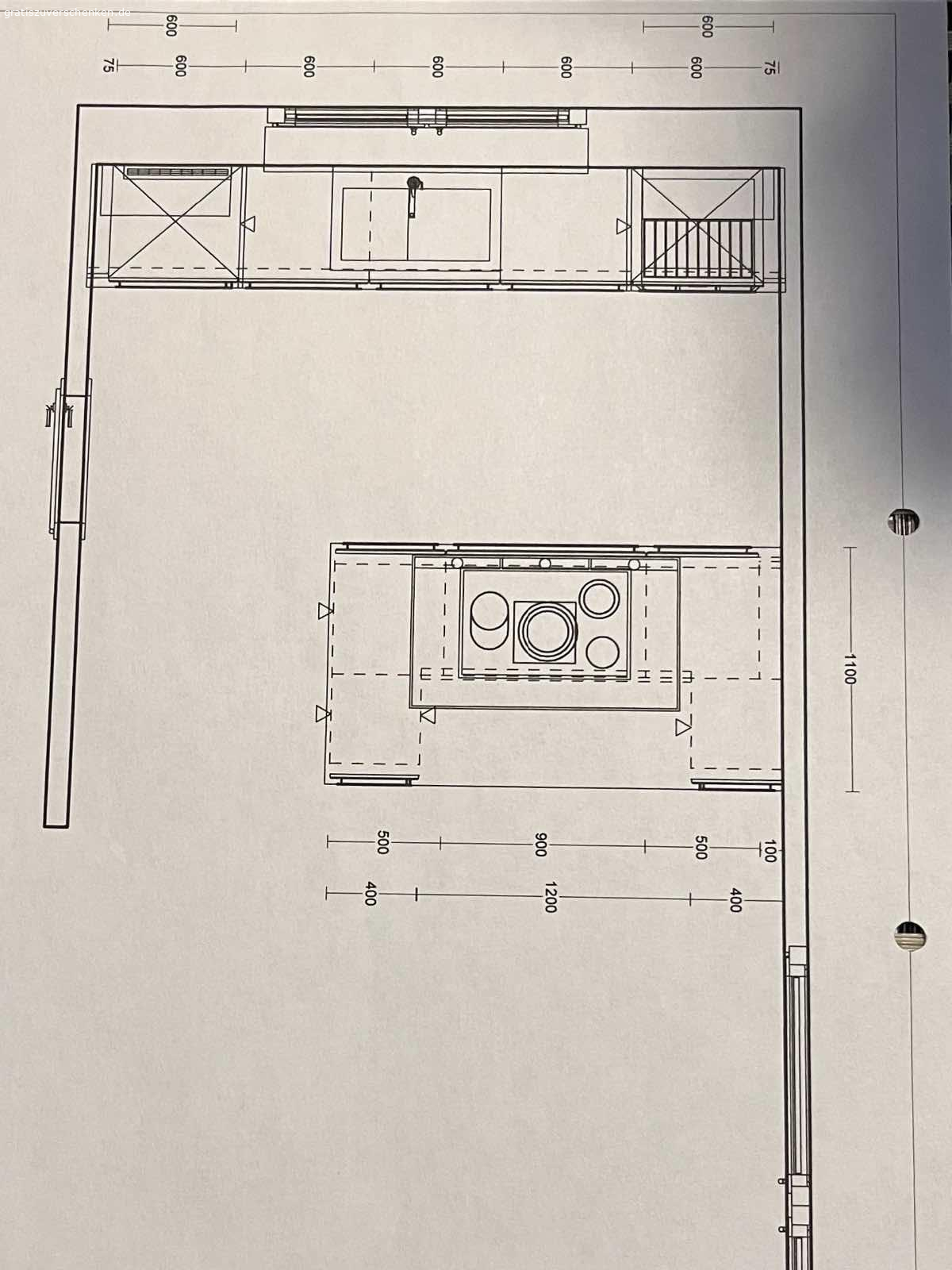 Küchezeile mit Kochinsel komplett mit Elektrogeräten. Die Küche ist 19 Jahre alt und ist in einem guten Zustand. Lediglich die Arbeitsplatte und die Tür vom Kühlschrank haben jeweils einen kleinen Kratzer. Der Dunstabzug ist nicht mehr Funktionsfähig.
Die Küche ist schon abgebaut und könnte sofort abgeholt werden.