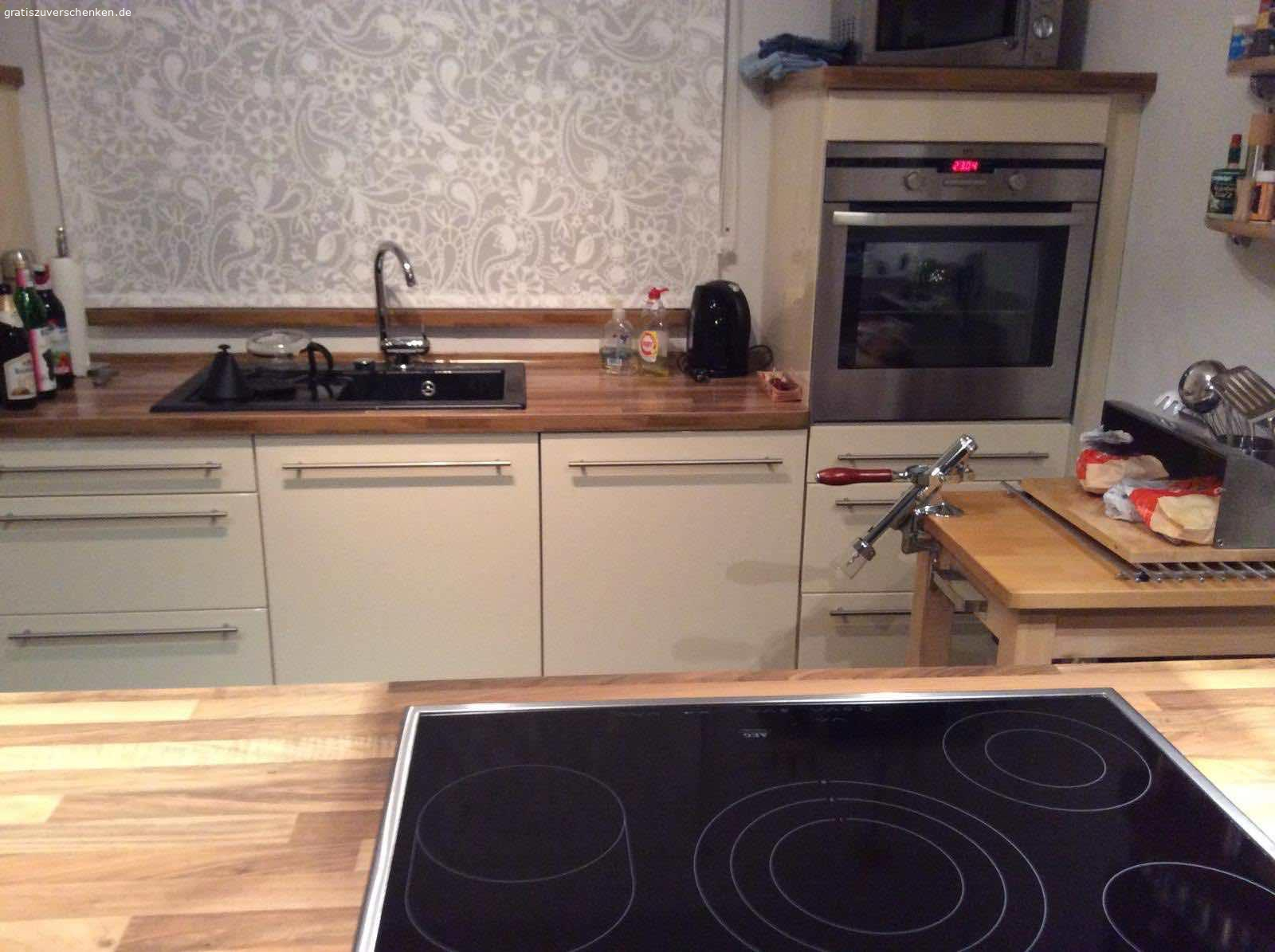 Küchezeile mit Kochinsel komplett mit Elektrogeräten. Die Küche ist 19 Jahre alt und ist in einem guten Zustand. Lediglich die Arbeitsplatte und die Tür vom Kühlschrank haben jeweils einen kleinen Kratzer. Der Dunstabzug ist nicht mehr Funktionsfähig.
Die Küche ist schon abgebaut und könnte sofort abgeholt werden.