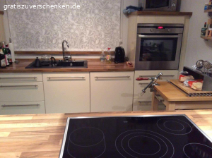 Küchezeile mit Kochinsel komplett mit Elektrogeräten. Die Küche ist 19 Jahre alt und ist in einem guten Zustand. Lediglich die Arbeitsplatte und die Tür vom Kühlschrank haben jeweils einen kleinen Kratzer. Der Dunstabzug ist nicht mehr Funktionsfähig.
Die Küche ist schon abgebaut und könnte sofort abgeholt werden.