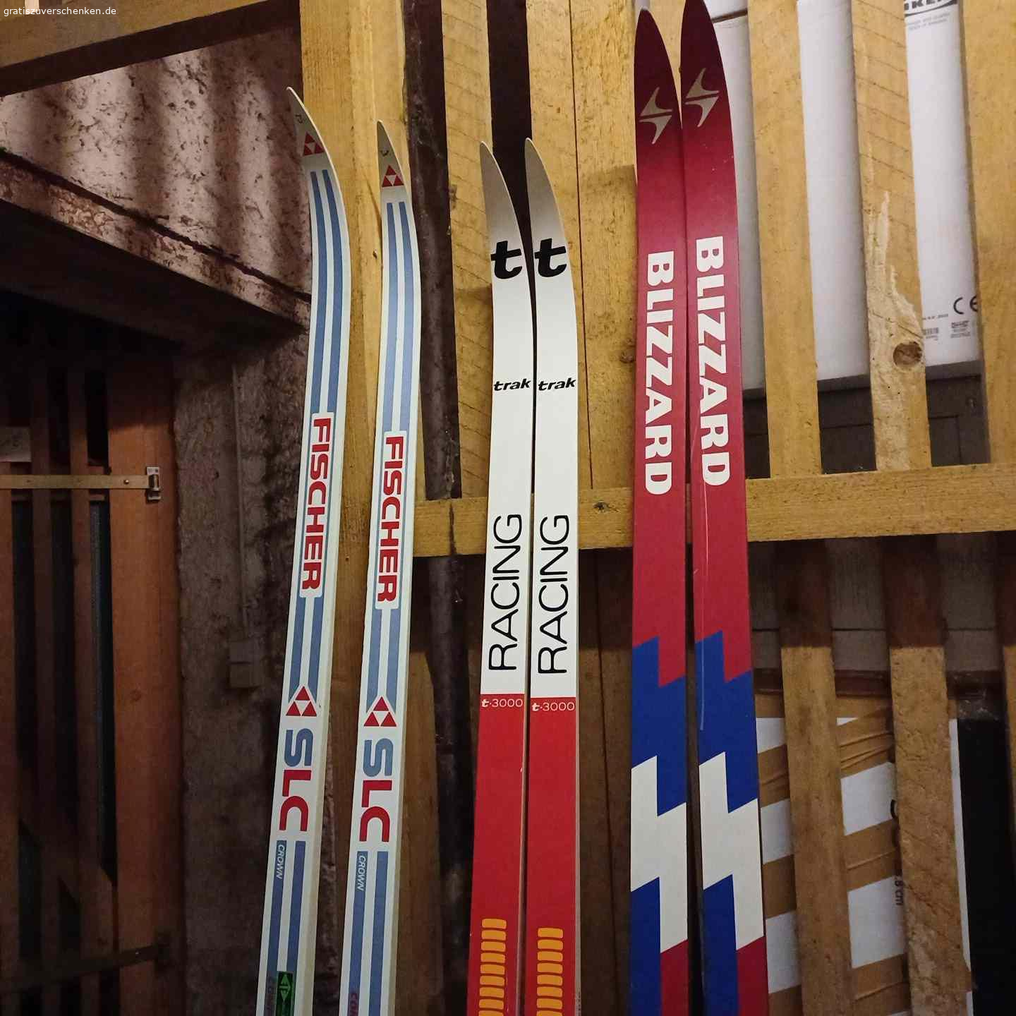 langlaufski und stöcke und ein paar felle für alpin ski. 3 paar langlaufski mit stöcken an selbstabholer zu verschenken. Am besten alle auf einmal. Gut in schuss. Bei einem paar habe ich die bindung abgeschraubt weil ich wegen neuer schuhe eine neue bindung anbringen wollte. Langlauf classic
Wenn sie interesse haben, bitte sprechen sie auf die mailbox oder schreiben eine sms
Die ski und stöcke sind in super zustand