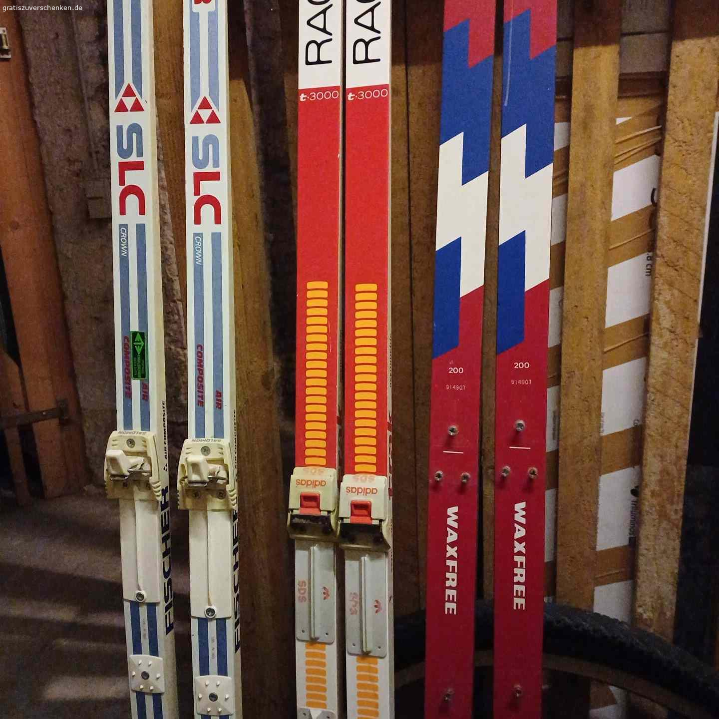 langlaufski und stöcke und ein paar felle für alpin ski. 3 paar langlaufski mit stöcken an selbstabholer zu verschenken. Am besten alle auf einmal. Gut in schuss. Bei einem paar habe ich die bindung abgeschraubt weil ich wegen neuer schuhe eine neue bindung anbringen wollte. Langlauf classic
Wenn sie interesse haben, bitte sprechen sie auf die mailbox oder schreiben eine sms
Die ski und stöcke sind in super zustand