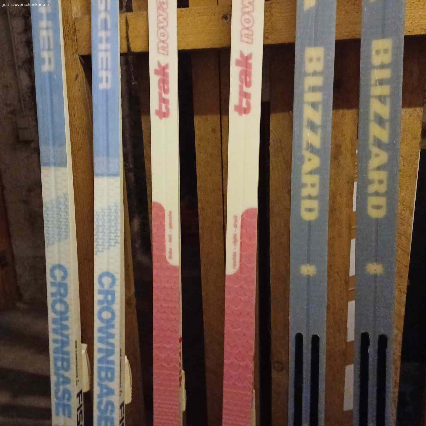 langlaufski und stöcke und ein paar felle für alpin ski. 3 paar langlaufski mit stöcken an selbstabholer zu verschenken. Am besten alle auf einmal. Gut in schuss. Bei einem paar habe ich die bindung abgeschraubt weil ich wegen neuer schuhe eine neue bindung anbringen wollte. Langlauf classic
Wenn sie interesse haben, bitte sprechen sie auf die mailbox oder schreiben eine sms
Die ski und stöcke sind in super zustand