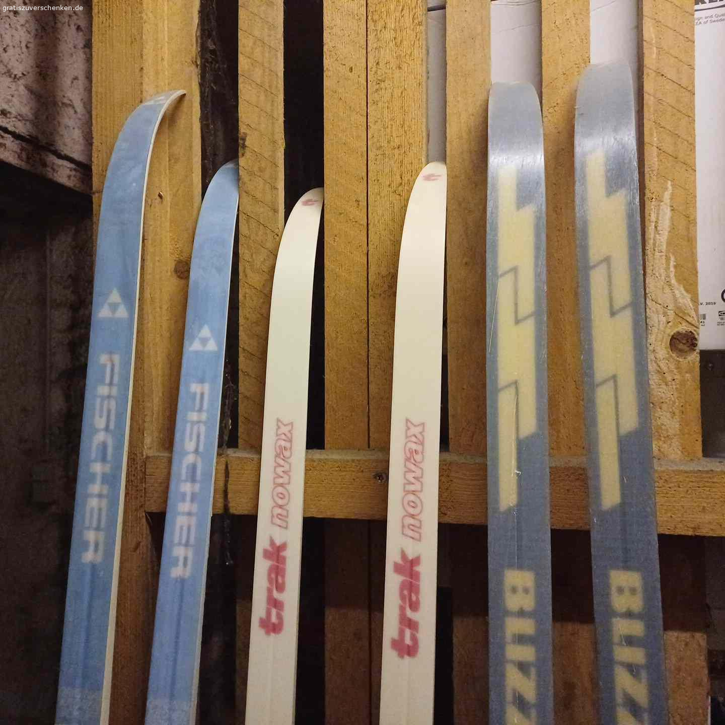 langlaufski und stöcke und ein paar felle für alpin ski. 3 paar langlaufski mit stöcken an selbstabholer zu verschenken. Am besten alle auf einmal. Gut in schuss. Bei einem paar habe ich die bindung abgeschraubt weil ich wegen neuer schuhe eine neue bindung anbringen wollte. Langlauf classic
Wenn sie interesse haben, bitte sprechen sie auf die mailbox oder schreiben eine sms
Die ski und stöcke sind in super zustand