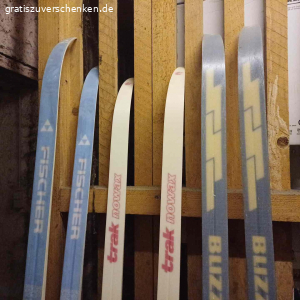 langlaufski und stöcke und ein paar felle für alpin ski. 3 paar langlaufski mit stöcken an selbstabholer zu verschenken. Am besten alle auf einmal. Gut in schuss. Bei einem paar habe ich die bindung abgeschraubt weil ich wegen neuer schuhe eine neue bindung anbringen wollte. Langlauf classic
Wenn sie interesse haben, bitte sprechen sie auf die mailbox oder schreiben eine sms
Die ski und stöcke sind in super zustand