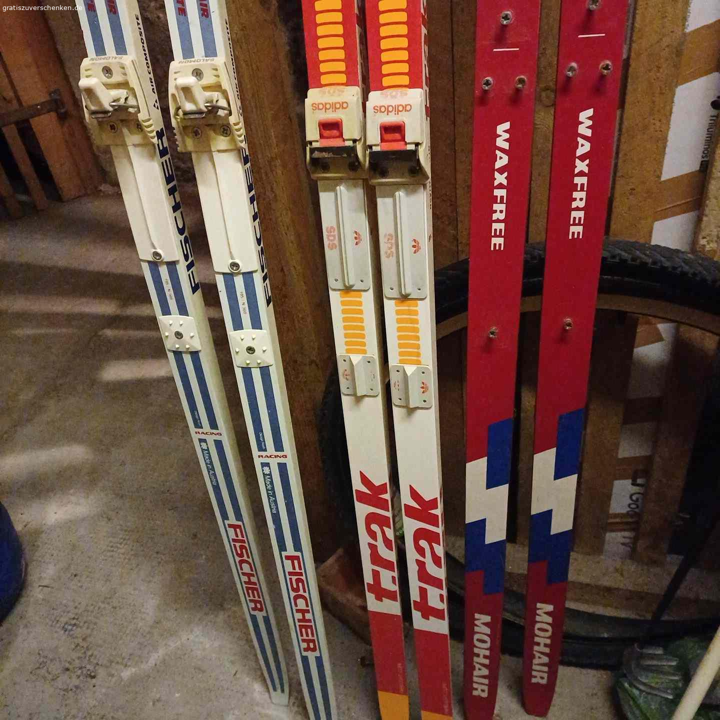 langlaufski und stöcke und ein paar felle für alpin ski. 3 paar langlaufski mit stöcken an selbstabholer zu verschenken. Am besten alle auf einmal. Gut in schuss. Bei einem paar habe ich die bindung abgeschraubt weil ich wegen neuer schuhe eine neue bindung anbringen wollte. Langlauf classic
Wenn sie interesse haben, bitte sprechen sie auf die mailbox oder schreiben eine sms
Die ski und stöcke sind in super zustand