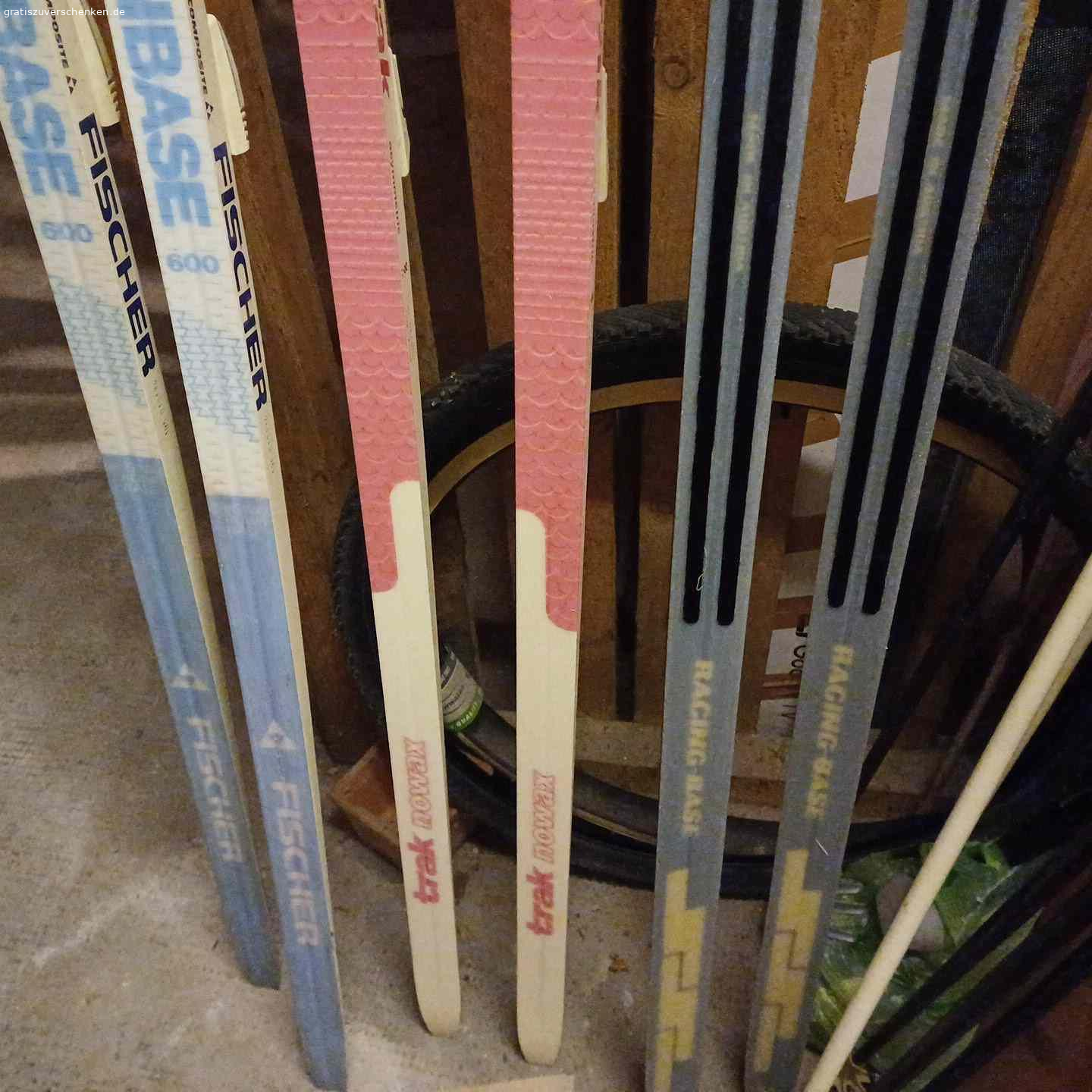 langlaufski und stöcke und ein paar felle für alpin ski. 3 paar langlaufski mit stöcken an selbstabholer zu verschenken. Am besten alle auf einmal. Gut in schuss. Bei einem paar habe ich die bindung abgeschraubt weil ich wegen neuer schuhe eine neue bindung anbringen wollte. Langlauf classic
Wenn sie interesse haben, bitte sprechen sie auf die mailbox oder schreiben eine sms
Die ski und stöcke sind in super zustand