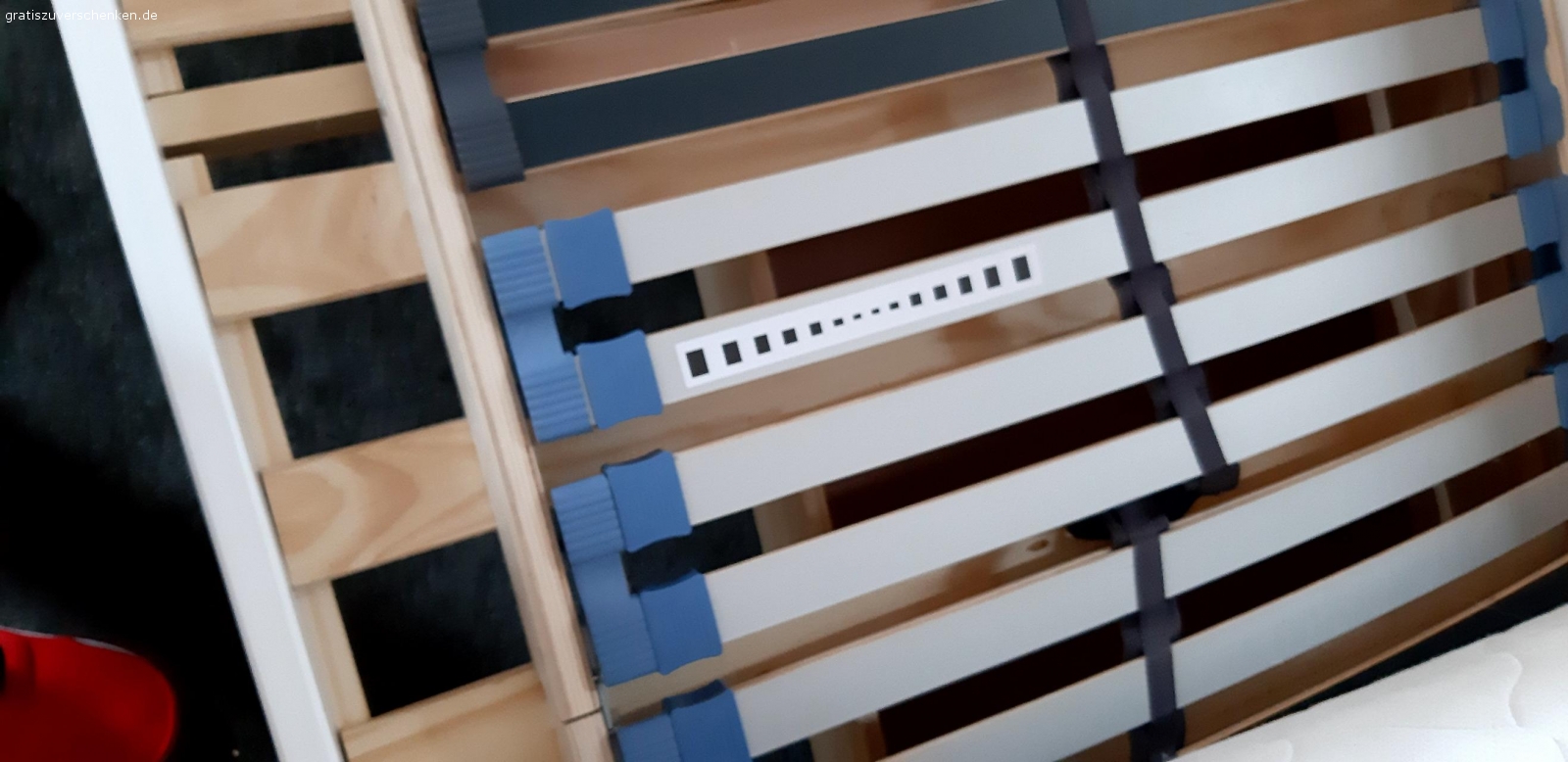 Lattenrost + Matratze 80x200. Guten Lattenrost 80x200 mit Kopfteilverstellung zu verschenken. Lattenrost kann zum einfachen Transport 1x geklappt werden. Passende Matratze von Ravensberger und Topper.