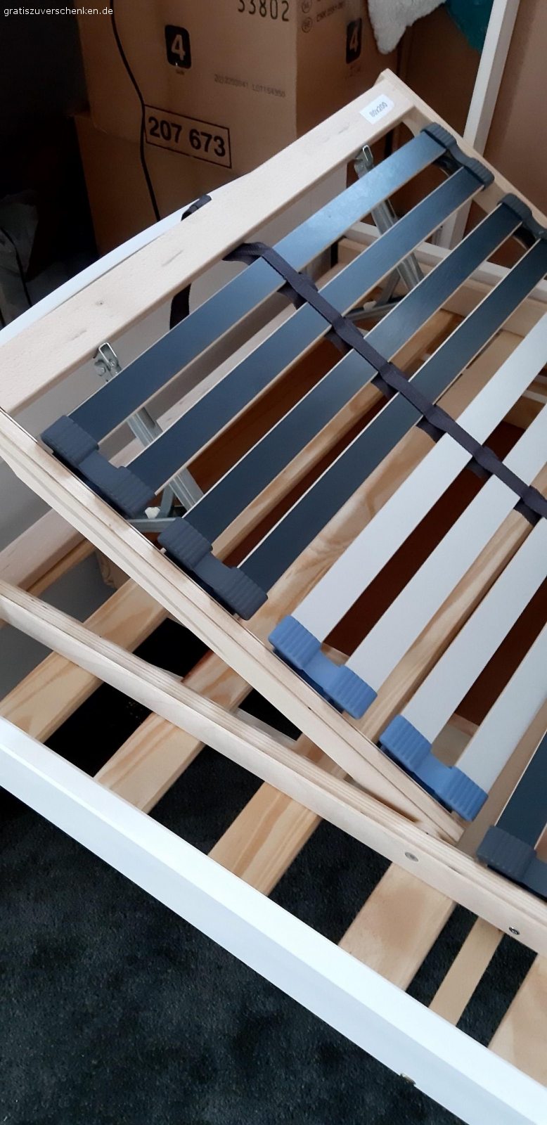 Lattenrost + Matratze 80x200. Guten Lattenrost 80x200 mit Kopfteilverstellung zu verschenken. Lattenrost kann zum einfachen Transport 1x geklappt werden. Passende Matratze von Ravensberger und Topper.