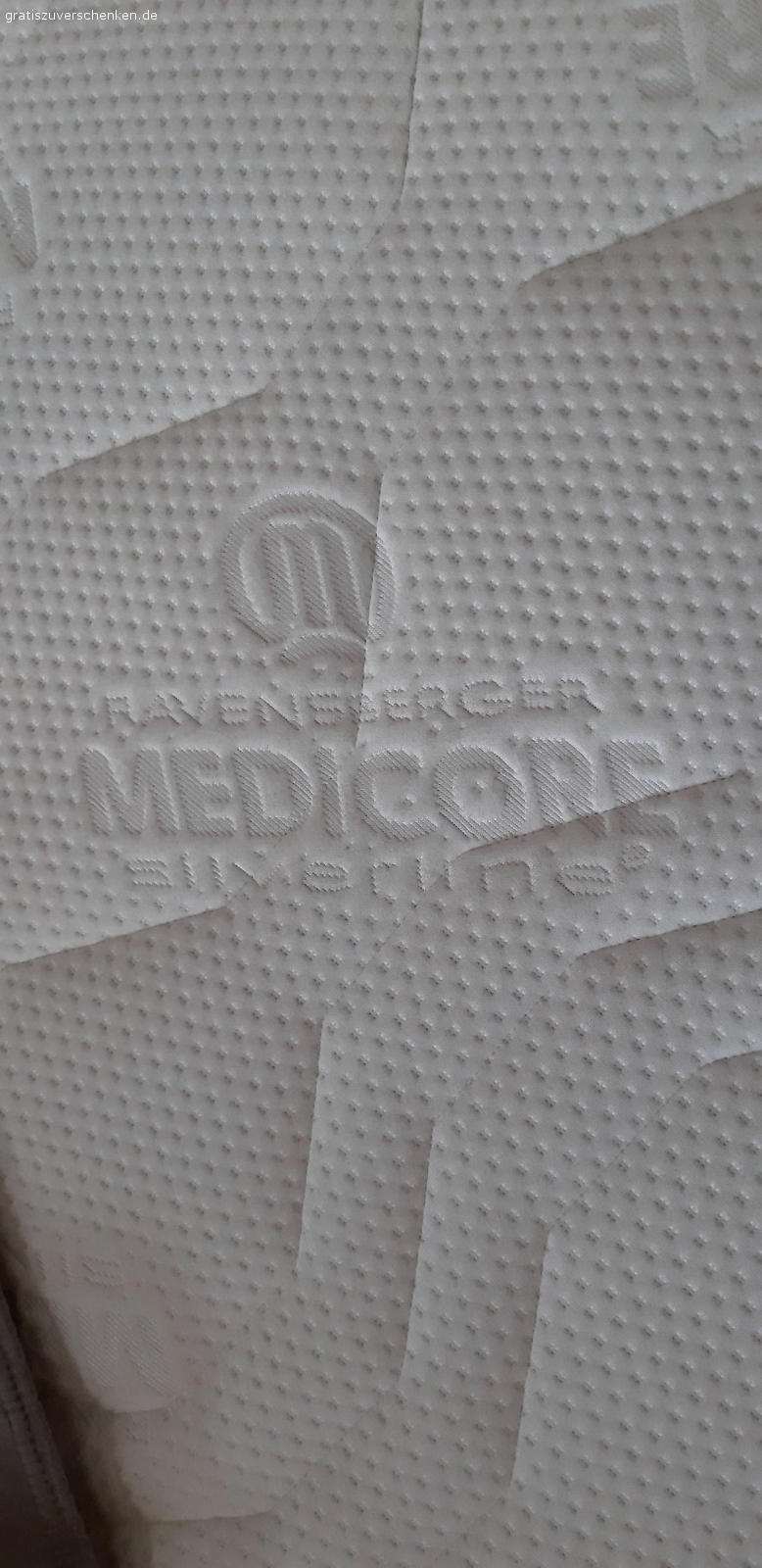 Lattenrost + Matratze 80x200. Guten Lattenrost 80x200 mit Kopfteilverstellung zu verschenken. Lattenrost kann zum einfachen Transport 1x geklappt werden. Passende Matratze von Ravensberger und Topper.