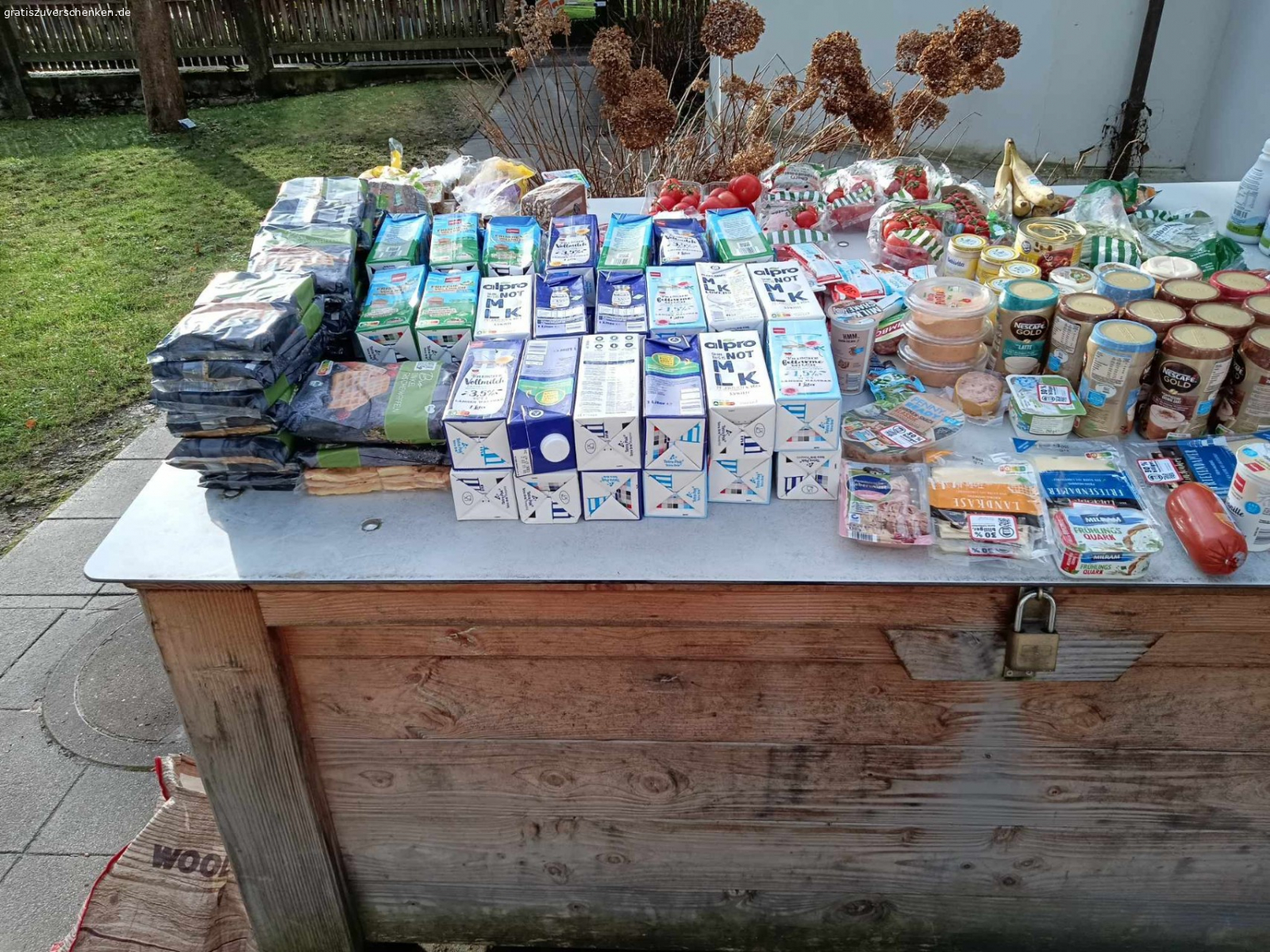 Lebensmittel. jeden Sonntag auch an Feiertagen gibt es kostenlose Lebensmittel in 79725 E-Center Laufenburg bitte mich kontaktieren es ist immer unterschiedlich was ist für Lebensmittel gibt wo ich die herbekomme darf ich nicht sagen wer Interesse hat bitte melden