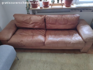 Ledercouch zu verschenken. 25 Jahre alte Ledercouch (3 Sitzer) mit Echtfeder Kissen. 
Farbe: braun. 
Material: Echtleder