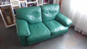 Ledersofa und Sessel von Rialto. Ital. zweier Sofa 170 breit Leder und dazupassender Sessel in Dunkelgrün von Rialto.
Polster sind Daunengefüttert und nicht kalt beim Sitzen. Die Sitzgrppe wurde vor 2 Jahren von der Firma Thum in Plüderhausen neu eingefärbt.
NP war über 12'000 Euro.  Zum wegwerfen zu schade. Die Teile müssen in Schorndorf abgeholt werden, am besten mit einem kleinbus ( zB. VW-Bus) 
Schweren Herzens geben wir die Teile weg, da die Sitzhöhe für uns zu niedrig geworden ist und uns das Aufstehen schwerfällt.