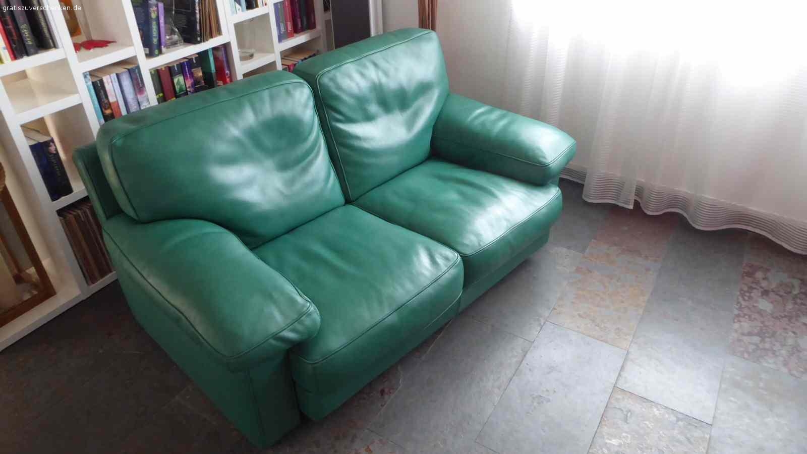 Ledersofa und Sessel von Rialto. Ital. zweier Sofa 170 breit Leder und dazupassender Sessel in Dunkelgrün von Rialto.
Polster sind Daunengefüttert und nicht kalt beim Sitzen. Die Sitzgrppe wurde vor 2 Jahren von der Firma Thum in Plüderhausen neu eingefärbt.
NP war über 12'000 Euro.  Zum wegwerfen zu schade. Die Teile müssen in Schorndorf abgeholt werden, am besten mit einem kleinbus ( zB. VW-Bus) 
Schweren Herzens geben wir die Teile weg, da die Sitzhöhe für uns zu niedrig geworden ist und uns das Aufstehen schwerfällt.