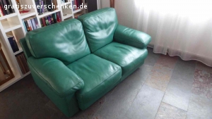 Ledersofa und Sessel von Rialto. Ital. zweier Sofa 170 breit Leder und dazupassender Sessel in Dunkelgrün von Rialto.
Polster sind Daunengefüttert und nicht kalt beim Sitzen. Die Sitzgrppe wurde vor 2 Jahren von der Firma Thum in Plüderhausen neu eingefärbt.
NP war über 12'000 Euro.  Zum wegwerfen zu schade. Die Teile müssen in Schorndorf abgeholt werden, am besten mit einem kleinbus ( zB. VW-Bus) 
Schweren Herzens geben wir die Teile weg, da die Sitzhöhe für uns zu niedrig geworden ist und uns das Aufstehen schwerfällt.