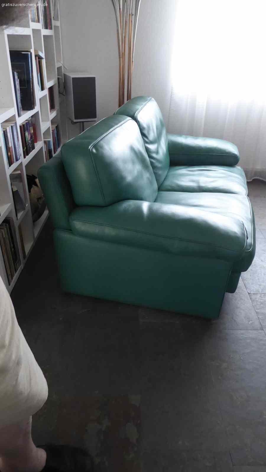 Ledersofa und Sessel von Rialto. Ital. zweier Sofa 170 breit Leder und dazupassender Sessel in Dunkelgrün von Rialto.
Polster sind Daunengefüttert und nicht kalt beim Sitzen. Die Sitzgrppe wurde vor 2 Jahren von der Firma Thum in Plüderhausen neu eingefärbt.
NP war über 12'000 Euro.  Zum wegwerfen zu schade. Die Teile müssen in Schorndorf abgeholt werden, am besten mit einem kleinbus ( zB. VW-Bus) 
Schweren Herzens geben wir die Teile weg, da die Sitzhöhe für uns zu niedrig geworden ist und uns das Aufstehen schwerfällt.