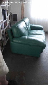 Ledersofa und Sessel von Rialto. Ital. zweier Sofa 170 breit Leder und dazupassender Sessel in Dunkelgrün von Rialto.
Polster sind Daunengefüttert und nicht kalt beim Sitzen. Die Sitzgrppe wurde vor 2 Jahren von der Firma Thum in Plüderhausen neu eingefärbt.
NP war über 12'000 Euro.  Zum wegwerfen zu schade. Die Teile müssen in Schorndorf abgeholt werden, am besten mit einem kleinbus ( zB. VW-Bus) 
Schweren Herzens geben wir die Teile weg, da die Sitzhöhe für uns zu niedrig geworden ist und uns das Aufstehen schwerfällt.