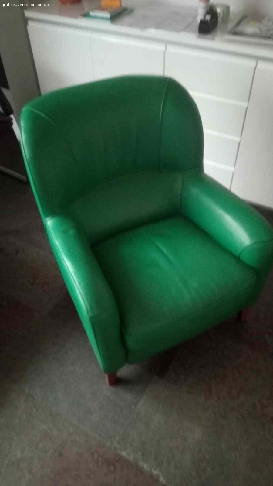 Ledersofa und Sessel von Rialto. Ital. zweier Sofa 170 breit Leder und dazupassender Sessel in Dunkelgrün von Rialto.
Polster sind Daunengefüttert und nicht kalt beim Sitzen. Die Sitzgrppe wurde vor 2 Jahren von der Firma Thum in Plüderhausen neu eingefärbt.
NP war über 12'000 Euro.  Zum wegwerfen zu schade. Die Teile müssen in Schorndorf abgeholt werden, am besten mit einem kleinbus ( zB. VW-Bus) 
Schweren Herzens geben wir die Teile weg, da die Sitzhöhe für uns zu niedrig geworden ist und uns das Aufstehen schwerfällt.