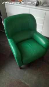 Ledersofa und Sessel von Rialto. Ital. zweier Sofa 170 breit Leder und dazupassender Sessel in Dunkelgrün von Rialto.
Polster sind Daunengefüttert und nicht kalt beim Sitzen. Die Sitzgrppe wurde vor 2 Jahren von der Firma Thum in Plüderhausen neu eingefärbt.
NP war über 12'000 Euro.  Zum wegwerfen zu schade. Die Teile müssen in Schorndorf abgeholt werden, am besten mit einem kleinbus ( zB. VW-Bus) 
Schweren Herzens geben wir die Teile weg, da die Sitzhöhe für uns zu niedrig geworden ist und uns das Aufstehen schwerfällt.