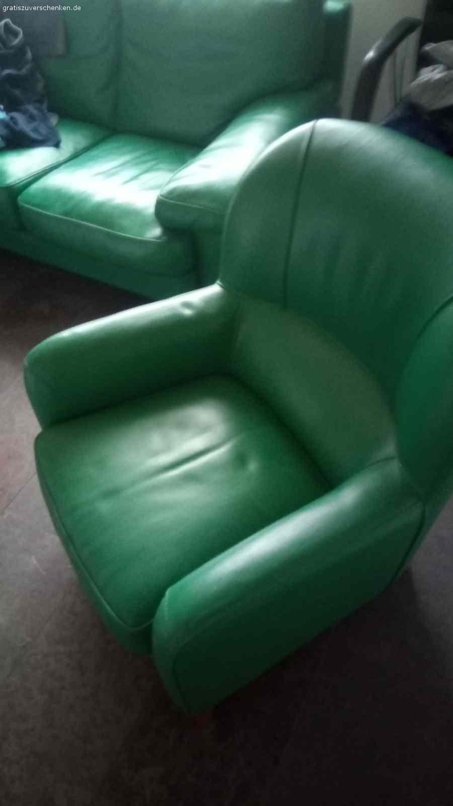 Ledersofa und Sessel von Rialto. Ital. zweier Sofa 170 breit Leder und dazupassender Sessel in Dunkelgrün von Rialto.
Polster sind Daunengefüttert und nicht kalt beim Sitzen. Die Sitzgrppe wurde vor 2 Jahren von der Firma Thum in Plüderhausen neu eingefärbt.
NP war über 12'000 Euro.  Zum wegwerfen zu schade. Die Teile müssen in Schorndorf abgeholt werden, am besten mit einem kleinbus ( zB. VW-Bus) 
Schweren Herzens geben wir die Teile weg, da die Sitzhöhe für uns zu niedrig geworden ist und uns das Aufstehen schwerfällt.