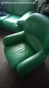 Ledersofa und Sessel von Rialto. Ital. zweier Sofa 170 breit Leder und dazupassender Sessel in Dunkelgrün von Rialto.
Polster sind Daunengefüttert und nicht kalt beim Sitzen. Die Sitzgrppe wurde vor 2 Jahren von der Firma Thum in Plüderhausen neu eingefärbt.
NP war über 12'000 Euro.  Zum wegwerfen zu schade. Die Teile müssen in Schorndorf abgeholt werden, am besten mit einem kleinbus ( zB. VW-Bus) 
Schweren Herzens geben wir die Teile weg, da die Sitzhöhe für uns zu niedrig geworden ist und uns das Aufstehen schwerfällt.