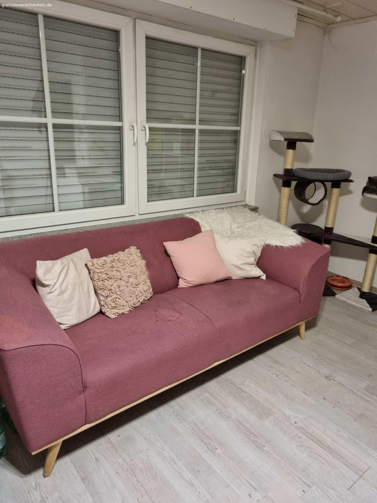 Lila Couch/Sofa zu Verschenken. Habe es ungefähr 7Jahre benutzt. Hat paar fFecken die man bestimmt sauber bekommt.