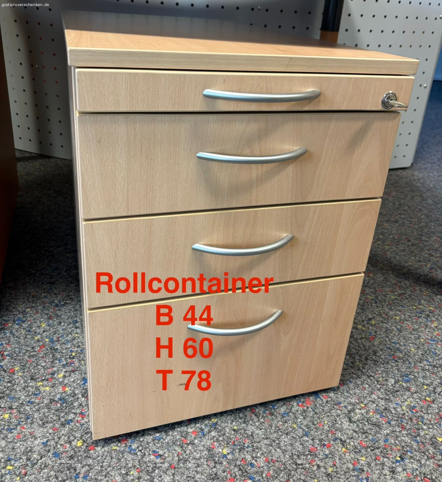 Massive Holz Büromöbel. Wir haben umdekoriert und ihr könnt profitieren:
diverse Vollholz-Schreibtische, Rollcontainer und Bürotheke zu verschenken.
Selbstabholung zwischen 08-17 Uhr, Aufzug vorhanden.
Maße direkt auf den Bildern.
Wer zuerst kommt hat die beste Auswahl.