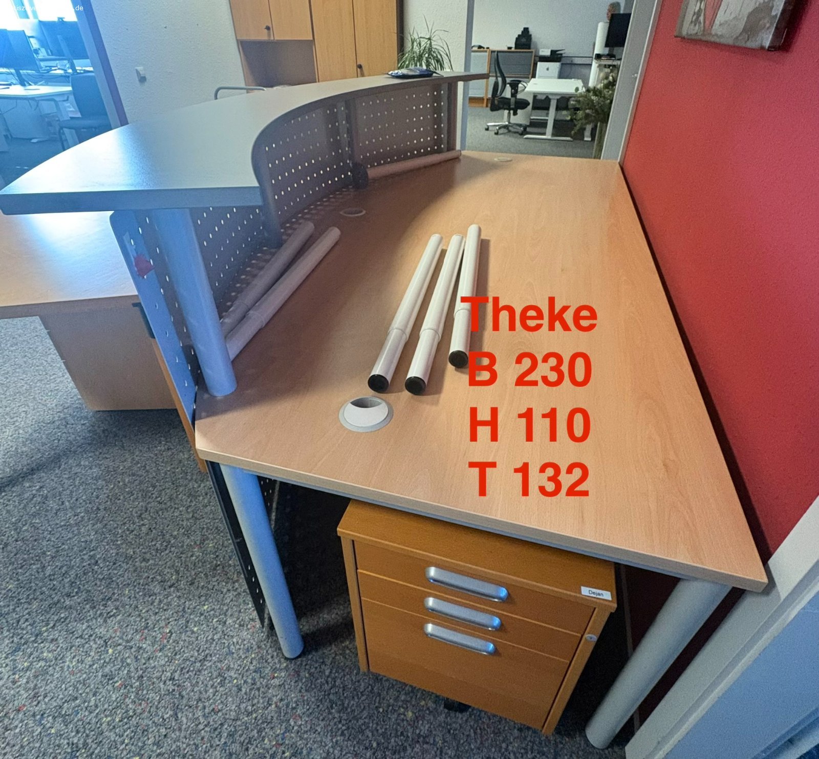 Massive Holz Büromöbel. Wir haben umdekoriert und ihr könnt profitieren:
diverse Vollholz-Schreibtische, Rollcontainer und Bürotheke zu verschenken.
Selbstabholung zwischen 08-17 Uhr, Aufzug vorhanden.
Maße direkt auf den Bildern.
Wer zuerst kommt hat die beste Auswahl.