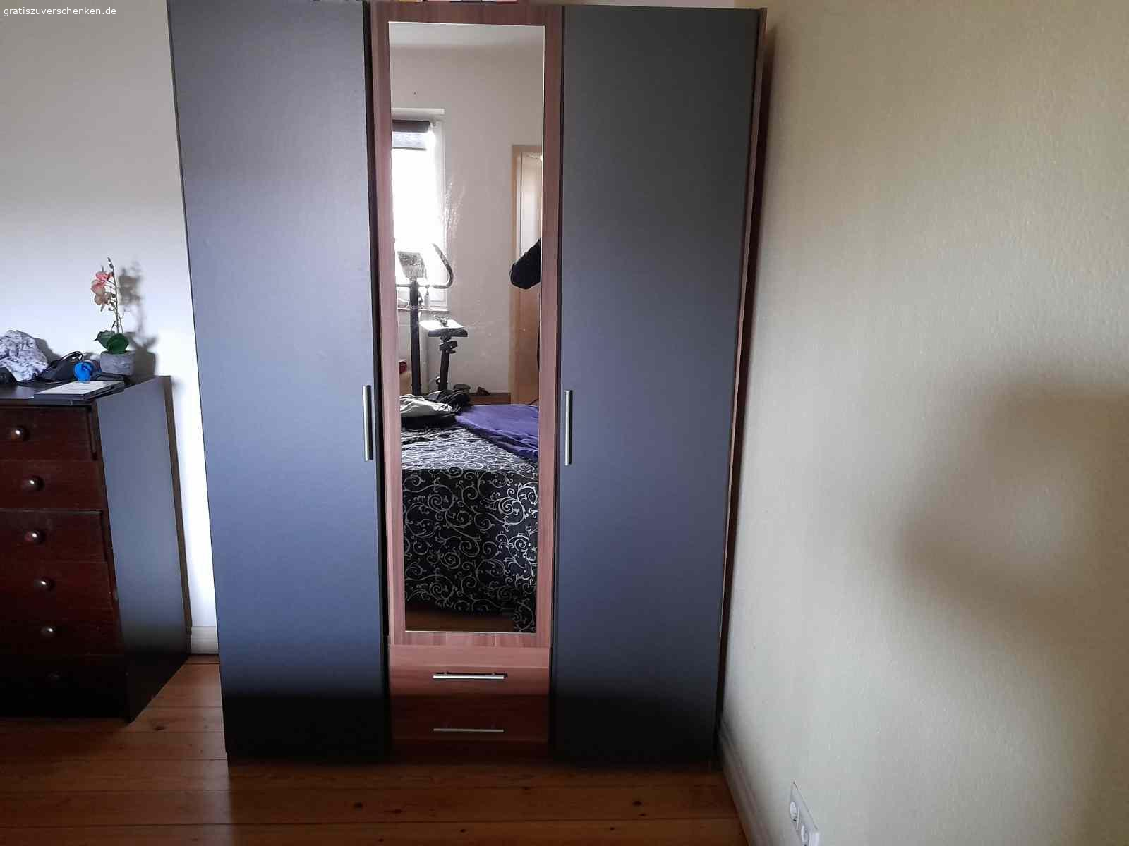 Möbel zu verschenken wegen Umzug. Hallo

am Karfreitag ziehe ich um. Da ich mich weitgehend neu einrichte, verschenke ich verschiedene Möbel zur Abholung:

1x Küchenschrank ca: B/T/H: 100/45/220 cm
1x Kleiderschrank mit Spiegel ca: B/T/H: 130/56/210 cm
1x Trainingsgerät (Fahrrad)



Die Möbel sind natürlich gebraucht, aber alle noch in gutem Zustand. Die Möbel müssen eigenständig abgebaut und abgeholt werden. Was bis zum Umzug nicht verschenkt ist, geht auf den Sperrmüll, also meldet euch. Wäre Schade.

Bei Interesse PN…
