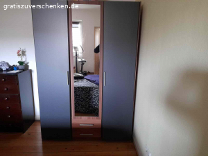 Möbel zu verschenken wegen Umzug. Hallo

am Karfreitag ziehe ich um. Da ich mich weitgehend neu einrichte, verschenke ich verschiedene Möbel zur Abholung:

1x Küchenschrank ca: B/T/H: 100/45/220 cm
1x Kleiderschrank mit Spiegel ca: B/T/H: 130/56/210 cm
1x Trainingsgerät (Fahrrad)



Die Möbel sind natürlich gebraucht, aber alle noch in gutem Zustand. Die Möbel müssen eigenständig abgebaut und abgeholt werden. Was bis zum Umzug nicht verschenkt ist, geht auf den Sperrmüll, also meldet euch. Wäre Schade.

Bei Interesse PN…