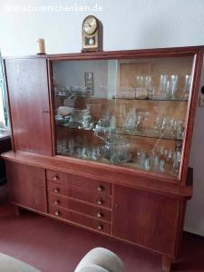 Möbel. Schlafzimmerschrank und Anrichte
Couch und 1 Sessel
2 Anrichten Wohnzimmer
Wohnzimmerschrank