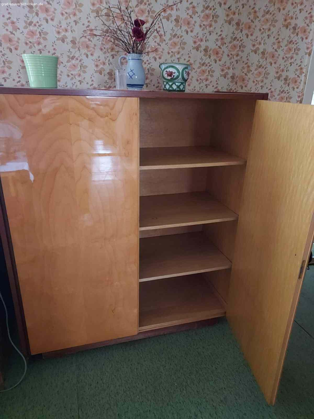 Möbel. Schlafzimmerschrank und Anrichte
Couch und 1 Sessel
2 Anrichten Wohnzimmer
Wohnzimmerschrank