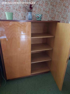 Möbel. Schlafzimmerschrank und Anrichte
Couch und 1 Sessel
2 Anrichten Wohnzimmer
Wohnzimmerschrank