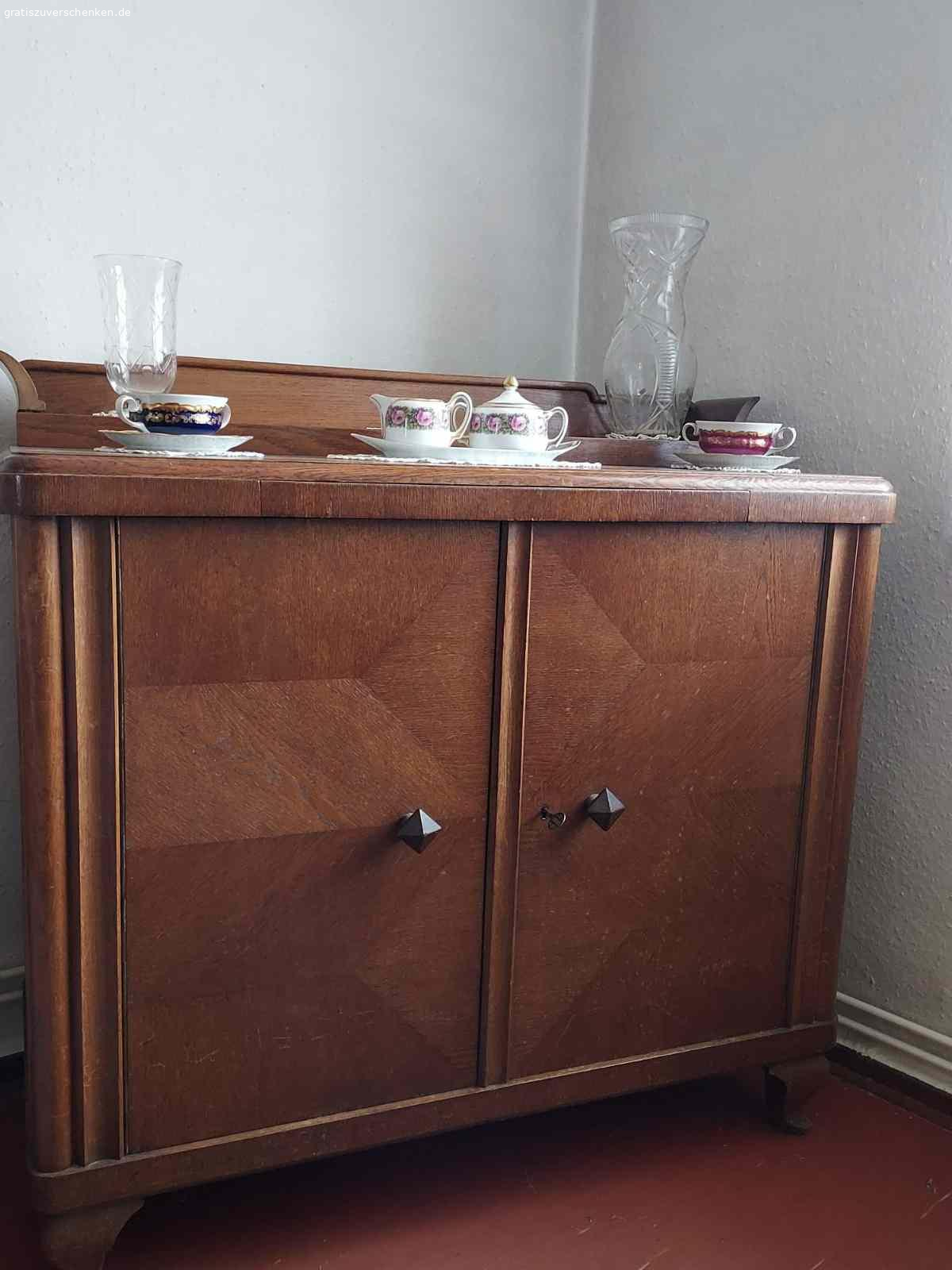 Möbel. Schlafzimmerschrank und Anrichte
Couch und 1 Sessel
2 Anrichten Wohnzimmer
Wohnzimmerschrank