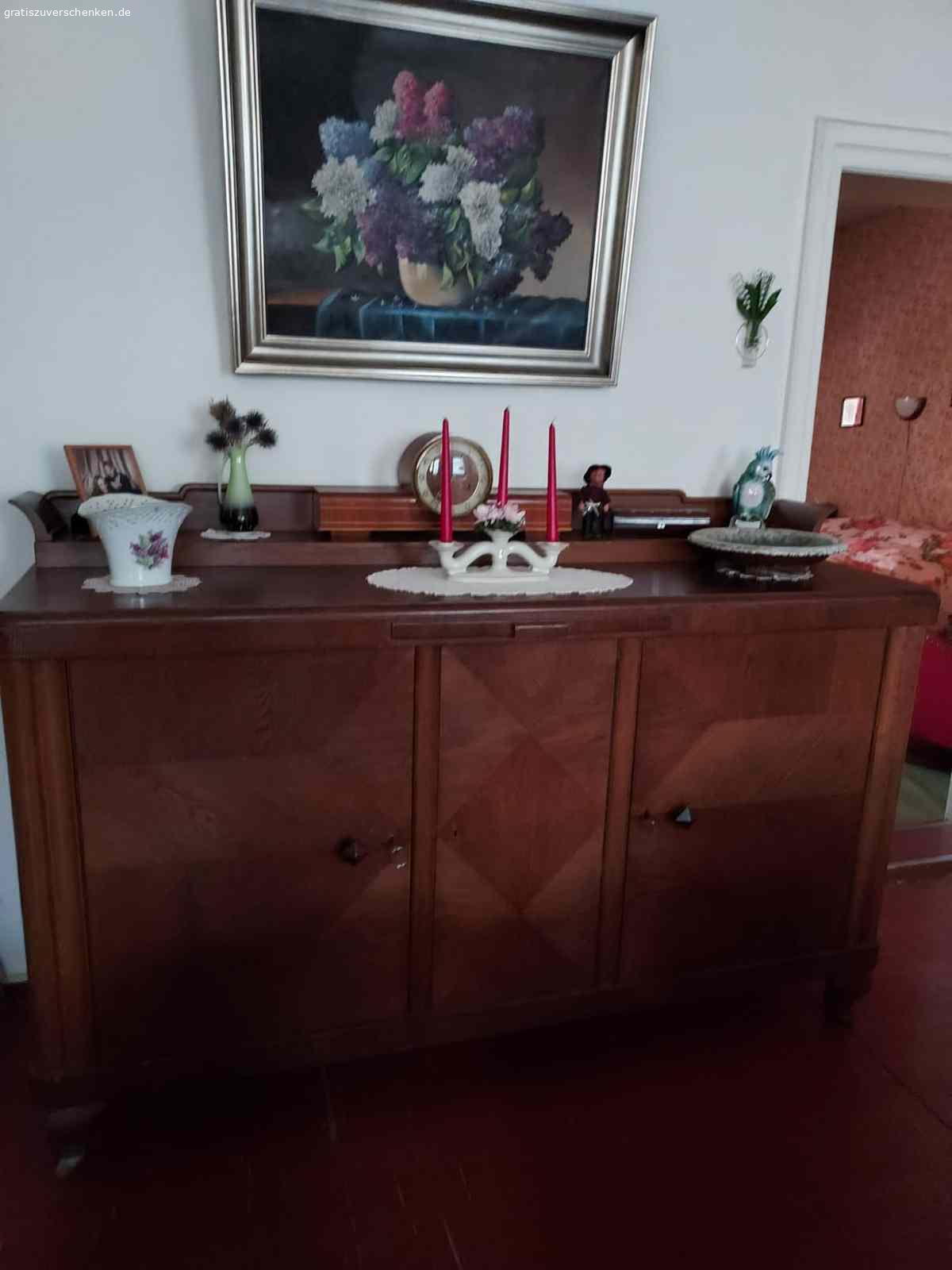 Möbel. Schlafzimmerschrank und Anrichte
Couch und 1 Sessel
2 Anrichten Wohnzimmer
Wohnzimmerschrank